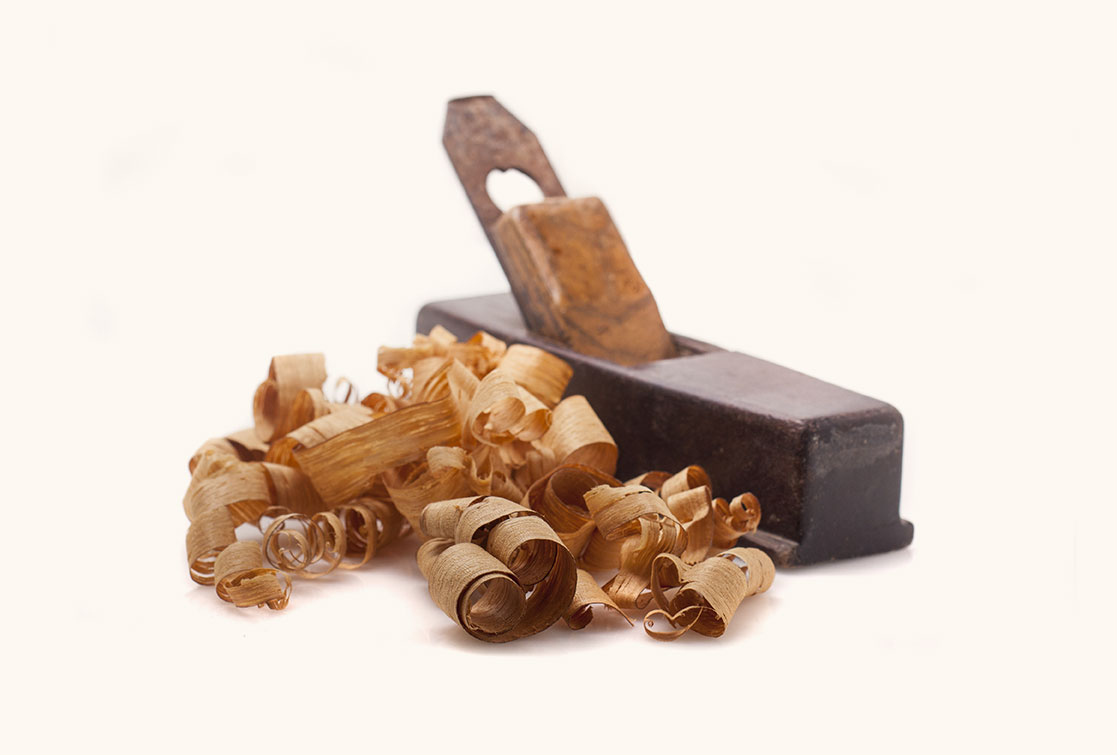Un rabot à bois artisanal et de la sciure de bois
